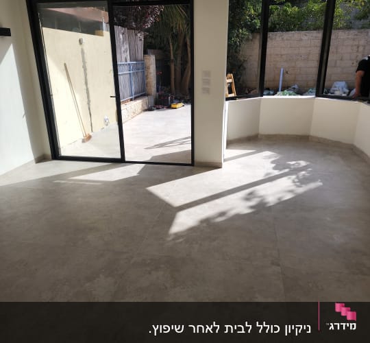 רצפה נקייה עם כלים לניקיון בחוץ